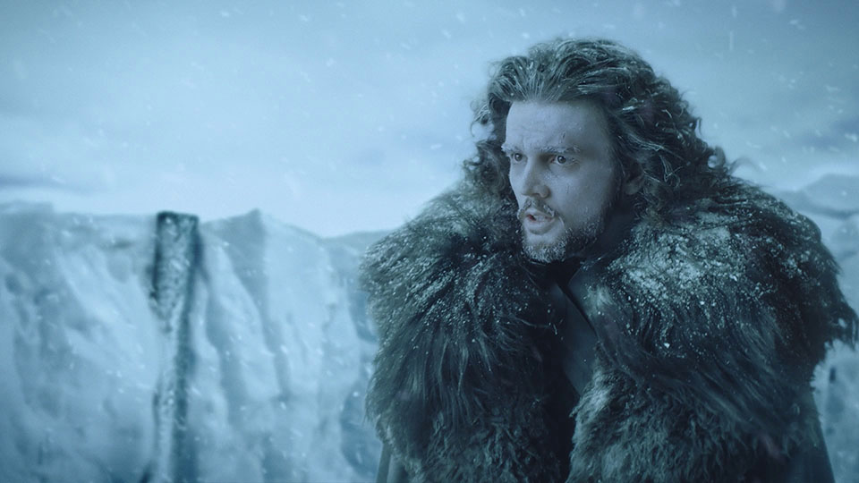 Ausschnitt aus den badenova Extrawärme Kinospot John Snow Double blickt in die Ferne
