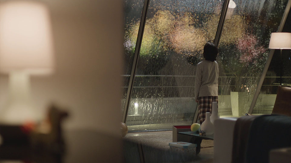 Aus dem Mercedes-Benz Fireworks Werbespot - Kind vor verregnetem Fenster