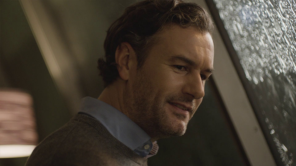 Aus dem Mercedes-Benz Fireworks Werbespot - Mann schaut unzufrieden