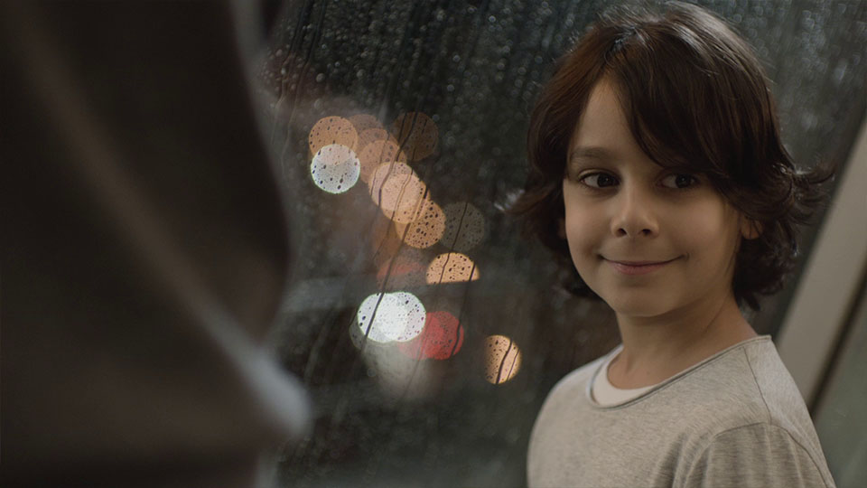 Aus dem Mercedes-Benz Fireworks Werbespot - Kind schaut verschmitzt