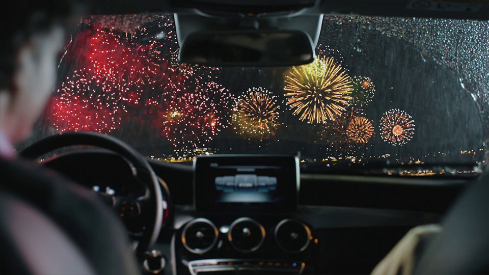 Aus dem Mercedes-Benz Fireworks Werbespot - Feuerwerk aus Autoinnenraum