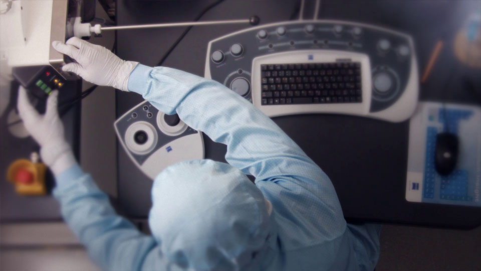 Ausschnitt aus dem Fraunhofer IAF Imagefilm - Topshot Wissenschaftler an Maschine