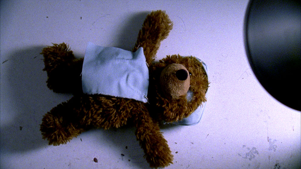 Ausschnitt aus dem Superfinn Kinderfilm - Teddy auf OP-Tisch
