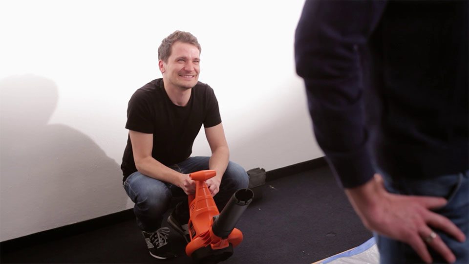 Making of vom Badenova volle Ladung Werbespot -Robert mit Laubbläser