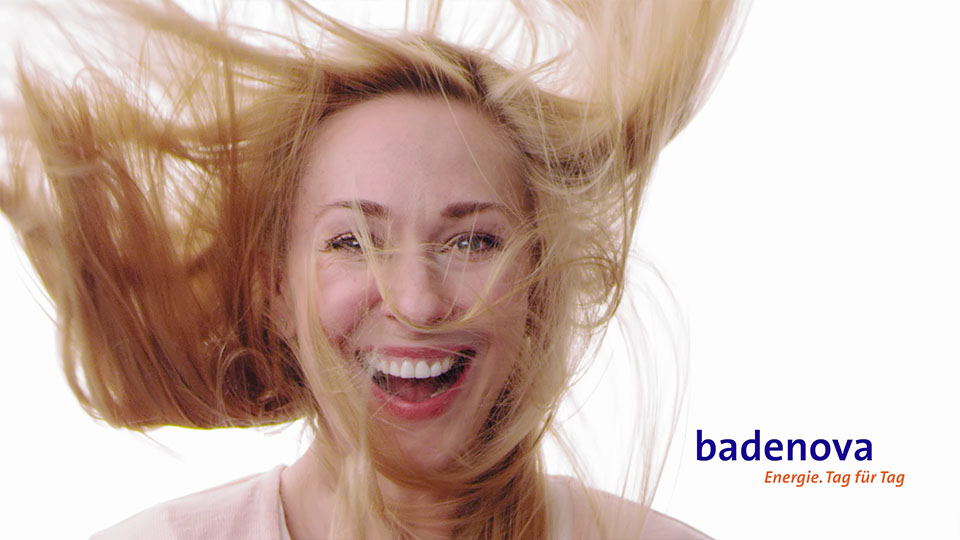 Aus dem Badenova volle Ladung Werbespot - Blonde Frau mit wehenden Haaren
